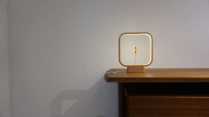 Unikalna lampa z lewitującym włącznikiem
